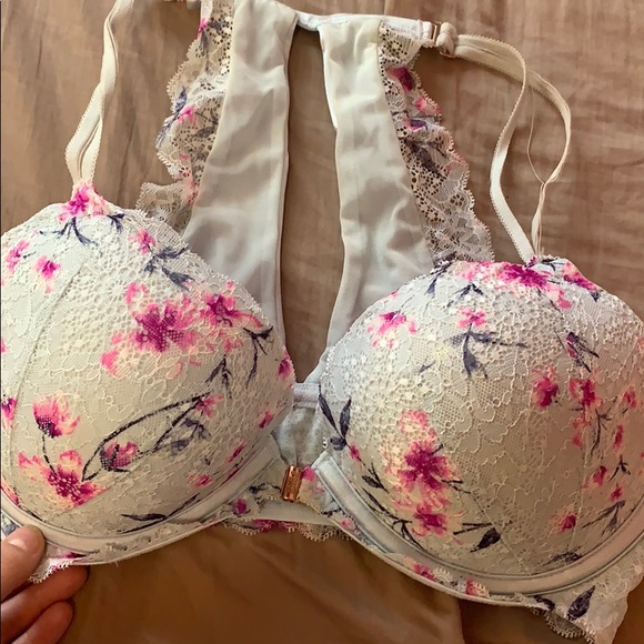 An underwear and bra set - Picture 4 of 5